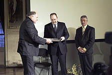 授賞式にて、ドイツ経済貿易省の事務次官よりフィリップ社長に表彰状等が手渡された。右はマンドリン部門の受賞者。