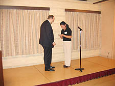 �����l��l�Ƀv���[���g����n���ꂽ