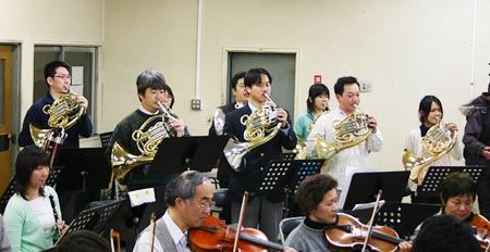 山梨交響楽団のホルンパートは現在6人。6月の定期演奏会のメイン、マーラーの交響曲第1番（ご存知のように、7パートあるホルンが大活躍）のために山梨大学の学生3人を、エキストラとして頼んでいるという。ちなみにその山梨大学の大石直輝さん、服部早紀さん、福井加代子さんは取材日の練習にも出席されていた。