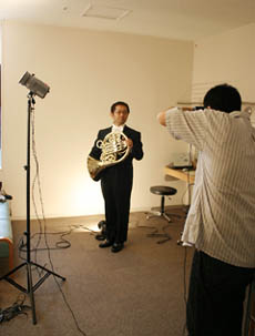 �v���t�B�[���Ɏg�p���邽�߃����o�[��l���̎B�e�B�ْ����Ċ炪����΂�l�A�΂����~�܂�Ȃ��l�A�l�X���i���͖쌩�R����̍T�����̂��čs�Ȃ�ꂽ�j