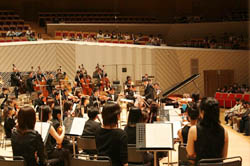 2006年3月12日にミューザ川崎で行なわれた第1回クラシックコンサートとそのリハーサルの様子。曲はラフマニノフのピアノ協奏曲第2番と交響曲第2番