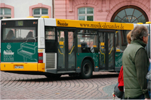 “Musik Alexander”の広告を掲げるバスを発見！