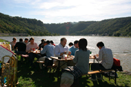 昼食は、ライン河畔の芝生の上でピクニックランチ