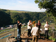 「ローレライ」の高い崖の上の展望台で、まずアレキサンダー･ブラスバンドが「ローレライ」を演奏