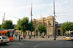 �}�C���c�w�B���{�̊��o�ł͂ƂĂ��w�Ɍ����Ȃ����A���ɂ̓X�[�p�[�⃌�X�g�����A���y�Y������Ȃǂ������Ă���