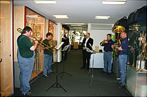 �A���L�T���_�[�Ђł́A�O���ɑ����āg�A���L�T���_�[�E�u���X�o���h�h�̊��}���󂯂�B1�l���Ȃ��悤�����c�c