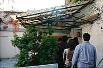 �H�[�ɂ́A�g�A���L�T���_�[�y��X�h��2�K���璆���ʂ��čs��