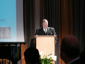 �ْ��̖ʎ����ŃX�s�[�`������t�B���b�v�В�