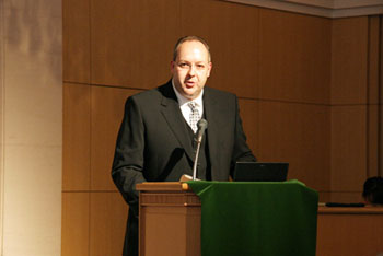 ��7��A���L�T���_�[�ЎВ��ł���t�B���b�v�E�A���L�T���_�[���B�e��C�x���g�₱�́u�A���L�T���_�[�t�@���v�ł��łɂ�����݂̕��������̂ł�