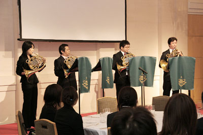 ���̓��̂��߂ɓ��ʂɌ������ꂽ�A���L�T���_�[�z�����X�y�V�����J���e�b�g�̉��t