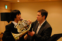 �@���Ă���B�u����̕I���グ�Ďp����ǂ��B�A���u�V���A�ɂ��C��t���āc�c�v�B�����Č������͂Ȃ��������A��u�҂��C�����Ȃ���΂Ȃ�Ȃ����Ƃ͑���