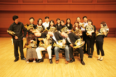 ���̓��h�C�c���瓞�������Ƃ���BPHQ��4�l�B�����̕\��ł��i�΁j