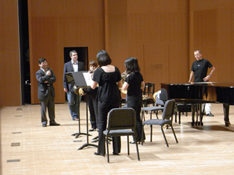 �S�ẴO���[�v�ɗ����ĉ��t����悤�w���B�������邱�ƂŁA���y�̕\�����傫���Ȃ�A�����L�т₩�ɂȂ邱�Ƃ���������