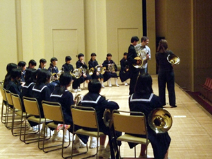 ���w���ɂƂ��ẮA���E�ꗬ�̃z�����t�҂̃��b�X�����ԋ߂Ō��āA�����ԋ߂Œ�����Ƃ����M�d�ȋ@������͂�