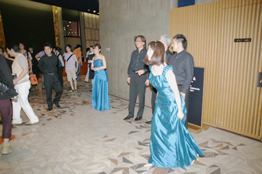 終演後のロビーにて。野見山さんと藤田さん、女性2人のブルーのドレスがまぶしい！