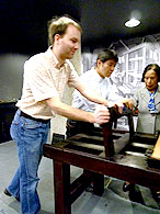 グーテンベルグ博物館にて活版印刷作業に挑戦する兼田さんとパンクラッツさん
