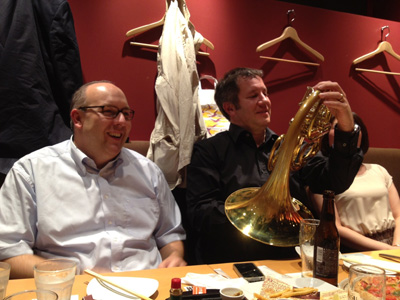 �Q���҂̊y��i103�L�O���f���I�j�����h�[�����Ɩ����̃t�B���b�v�X�}�C��