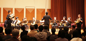 2015夏のIHSシンポジウムに参加した東京藝大のホルンアンサンブル。右端が本来のソリスト（R.シュトラウス：ホルン協奏曲第1番）だが、左端の人はどうしても第2番を吹きたい（笑）