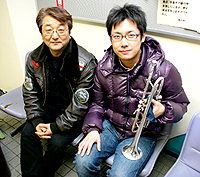 右が団長の鈴木さん、左は常任指揮者の佐川聖ニ氏