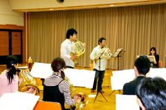 �|������Ƌe�r����̃\���Łu�e�B�R�E�e�B�R�v�������킹