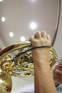 �y��ɕt���Ă���R�́A����Ɉ����|���邱�ƂŔ�r�I��̏������l���y���ێ����鏕���ɂȂ�B�L������̃A�C�f�B�A���B���i�̓n���h�K�[�h�ő�p���邱�Ƃ������Ƃ��� 